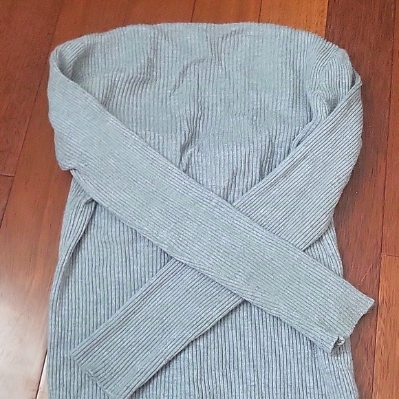 YesStyle Shinsei V-Neck Ribbed Knit Top - Picture 3 of 4